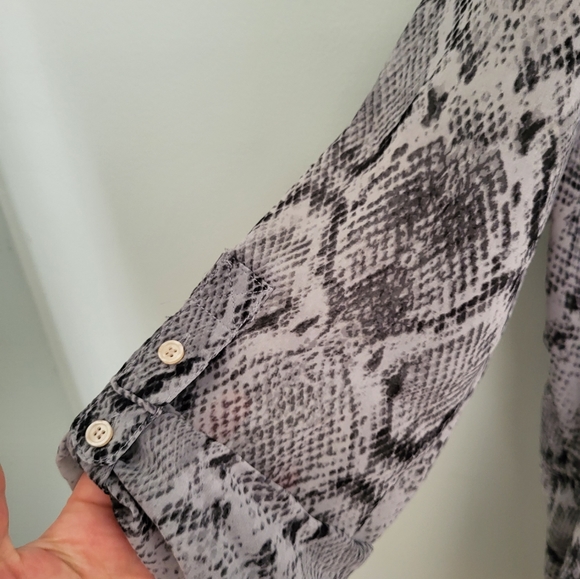 Apt. 9 Large Snakeprint Chiffon Henley Roll Tab Blouse Top Shirt Gray - Picture 7 of 13